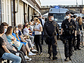 Lidé a policie na Náplavce.