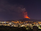 Etna opět chrlila lávu. Katánii zasypal popel a drobný pyroklastický materiál