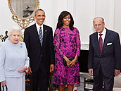 Princ Philip s královnou Albtou II. vítají tehdejího prezidenta USA Baracka...