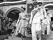 Maneský pár Philip a Albta II. v roce 1953 kráejí ped parlamentem tehdejí...