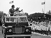 Rok 1977, Princ Philip s manelkou a tehdejí královnou Albtou II. zdraví...