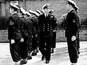 Nadporuík Philip tehdy zvaný Mountbatten v roce 1947 v britském armádním...