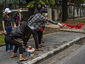Barmtí prodemokratití demonstranti v nejvtím mst Rangúnu postíkali...