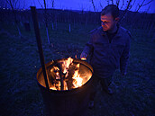 Pracovník v sadech u Buchlovic na Uherskohradisku udruje ohe v sudu.