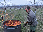 Pracovník v sadech u Buchlovic na Uherskohradisku udruje ohe v sudu.