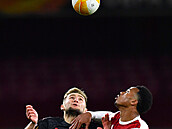 Slávista Jan Kuchta (vlevo) sleduje mí v souboji s protihráem z Arsenalu.