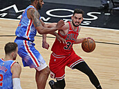 Tomá Satoranský (31) z týmu Chicago Bulls obehrává LaMarcuse Aldridgeho (21).