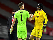 Brankái Slavie a Arsenalu Ondej Kolá (vpravo)  a Bernd Leno.