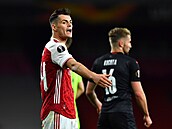 Záloník Arsenalu Granit Xhaka pi zápase se Slavií v Londýn.
