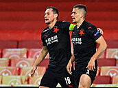 Slávista Tomá Hole (vpravo) slaví spolu s Janem Boilem gól do sít...