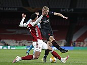 Souboj hráe Arsenalu Gabriela s útoníkem Slavie Kuchtou (v erném dresu).