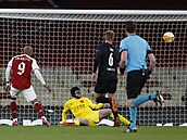 Slávistický gólman Ondej Kolá byl po stele Alexandre Lacazetta z Arsenalu...