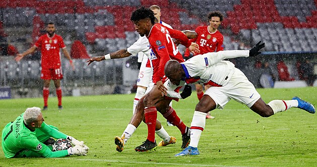 Bayern vs. PSG: hostujc Keylor Navas chyt anci Kingsleyho Comana.