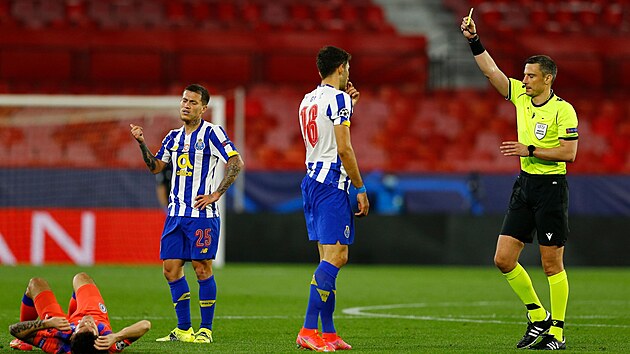 Porto vs. Chelsea: Marko Grujic vid od rozhodho Slavka Vincice lutou kartu.