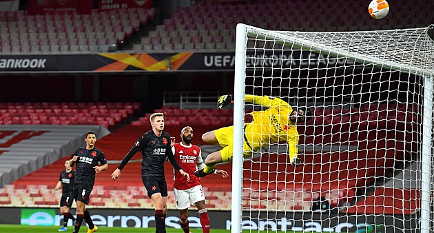 Arsenal vs. Slavia, Evropská liga: létající branká� hostí Ond�ej Kolá�.
