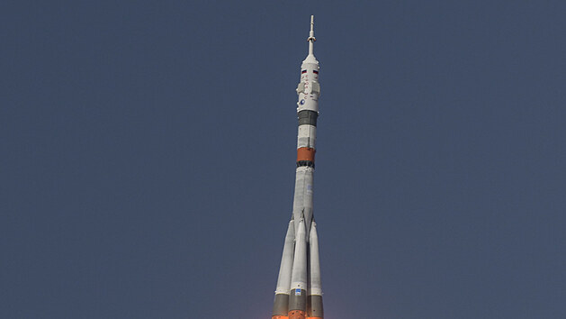 Pvodn mla cestovat trojice ruskch kosmonaut, ale na dost americkho Nrodnho adu pro letectv a vesmr (NASA) rusk agentura Roskosmos jedno msto uvolnila pro Ameriana.