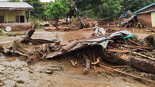 Záplavy v Indonésii si vyádaly nkolik obtí.