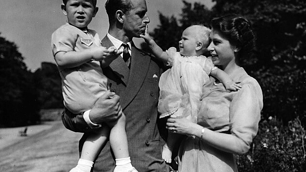 Philip a Albta II. s jejich dtmi Charlesem a Annou v roce 1951.