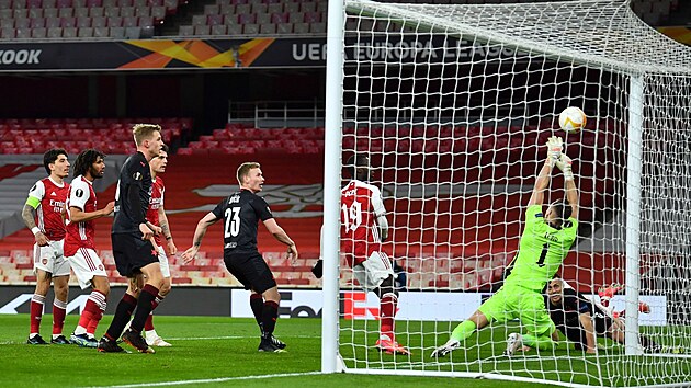 Vyrovnání Tomá�e Hole�e na 1:1. Slávistický obránce na zemi u pravé ty�e branky...