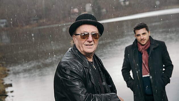 eská rocková legenda Petr Janda s vnukem Petrem.