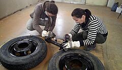 Spousta hodin na internetu, sledování videí, instagramových út, hledání,...