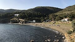 K Platja de la Pelosa vede zaprá�ená polní cesta