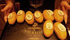 Pasteis de bacalhau jsou sice z rybího masa a aromatických sýr�