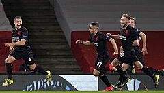 Arsenal vs. Slavia, Evropská liga: se�ívaní nahán�jí st�elce Hole�e.