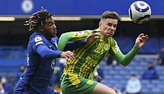 Chelsea podlehla týmu West Bromwich. Na snímku bojují o mí Reece James z...