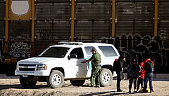 Americká pohrani�ní strá� zadr�uje v Texasu  migranty, �ádající v USA o azyl