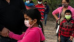 D�ti z Hondurasu na americko-mexických hranicích �ekají, a� je pohrani�ní strá�...