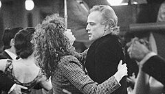 Marlon Brando a Maria Schneiderová v Bertolucciho filmu Poslední tango v Paříži. | na serveru Lidovky.cz | aktuální zprávy