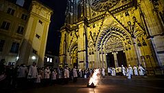 Po západu Slunce na Bílou sobotu za�íná velikono�ní noc (vigilie), a tím za�íná...