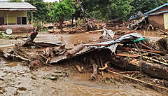 Záplavy v Indonésii si vyžádaly několik obětí.