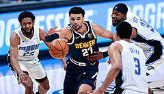 Basketbalisté Orlanda a Denveru v souboji o mí.