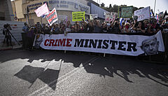 �CRIME MINISTER� jako nará�ka na soud premiéra Izraele.