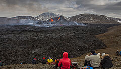 Lidé pozorují erupce vulkánu na Islandu.
