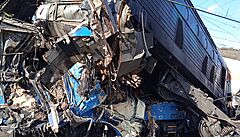 Srka vlak na Teplicku: mrtv strojvedouc, zaala hoet lokomotiva thnouc vagony s propanbutanem