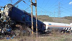 Smrtelná srážka dvou vlaků na Teplicku stále komplikuje provoz. Pracovníci od sebe oddělují soupravy