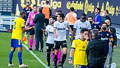 Fotbalisté Valencie po údajné rasistické urážce mířící na stopera Diakhabyho odešli na 20 minut ze hřiště