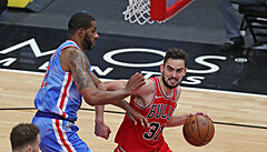 Tomá Satoranský (31) z týmu Chicago Bulls obehrává LaMarcuse Aldridgeho (21).