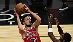 Tomáš Satoranský (31) z týmu Chicago Bulls střílí na koš přes Kyrieho Irvinga...