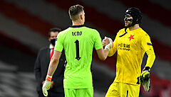Branká�i Slavie a Arsenalu Ond�ej Kolá� (vpravo)  a Bernd Leno.