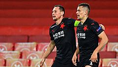 Slávista Tomá� Hole� (vpravo) slaví spolu s Janem Bo�ilem gól do sít�...