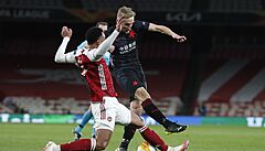 Souboj hrá�e Arsenalu Gabriela s úto�níkem Slavie Kuchtou (v �erném dresu).