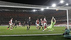 Gól Slavie do sít� Arsenalu.