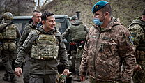 Ukrajinský prezident Zelenskyj na návštěvě vojáků bojujících na Donbasu.