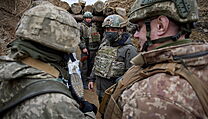 Ukrajinský prezident Zelenskyj na frontě v Donbasu.