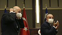 Turecký ministr zahraničí Mevlut Cavusoglu (vpravo) se svým řeckým protějškem...