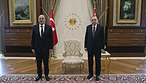 Turecký prezident Recep Tayyip Erdogan (vpravo) s řeckým ministrem zahraničí...
